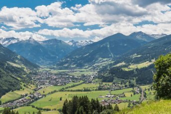 Weitblick auf das schöne Gasteinertal an einem sommerlichen Tag mit den Bergen im Hintergrund