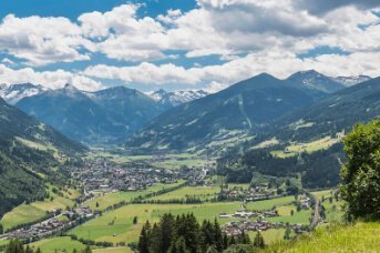 Weitblick auf das schöne Gasteinertal an einem sommerlichen Tag mit den Bergen im Hintergrund