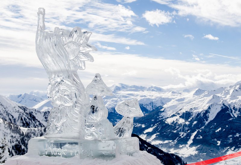 Eisskulptur am Berg mit Bergpanorama im Hintergrund