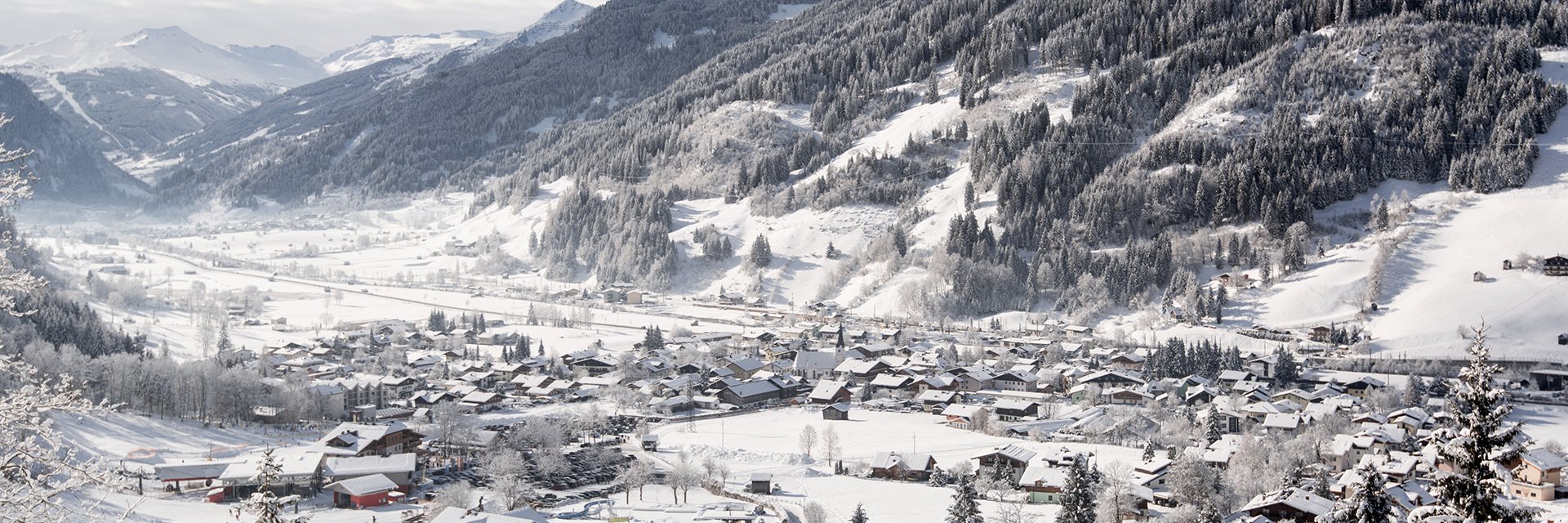 Dorfgastein im Winter aus der Luft betrachtet