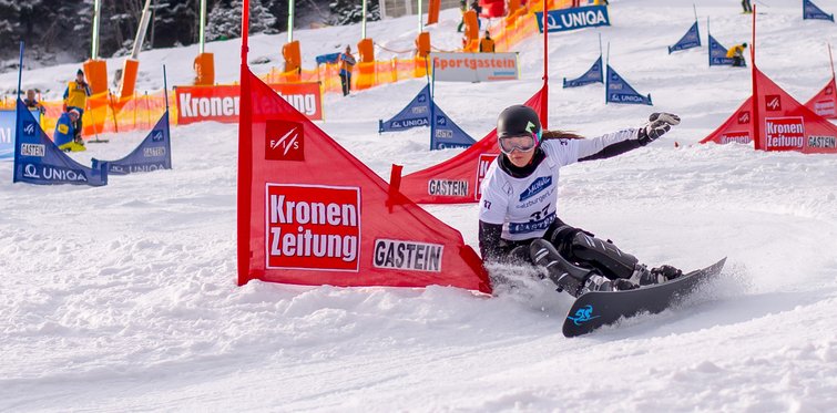 Snowboarderin bei ihrer Fahrt durch den Parallel Slalom