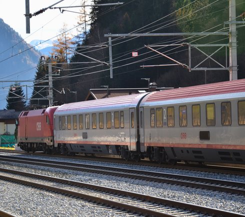 Zug fährt ab Bahnhof Dorfgastein