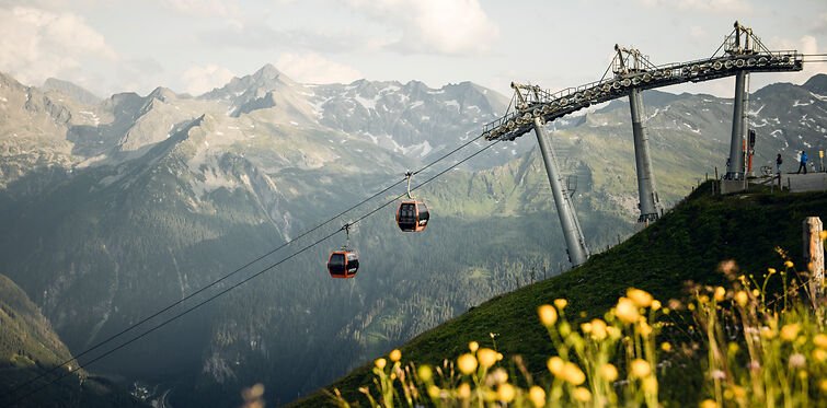 Gondelbahn am Stubnerkogel im Gasteinertal mit Blick auf die Alpen der Hohen Tauern