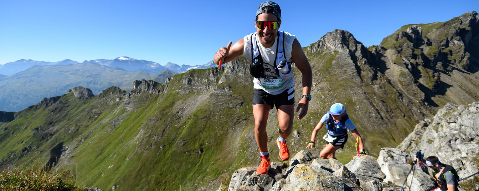 Trailrunner beim Erklimmen der Steinwand beim adidas  TERREX INFINITE TRAILS