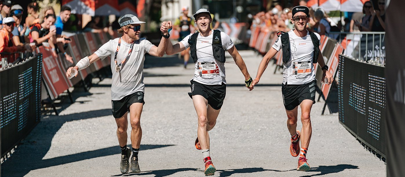 Zieleinlauf dreier Läufer beim adidas  TERREX INFINITE TRAILS