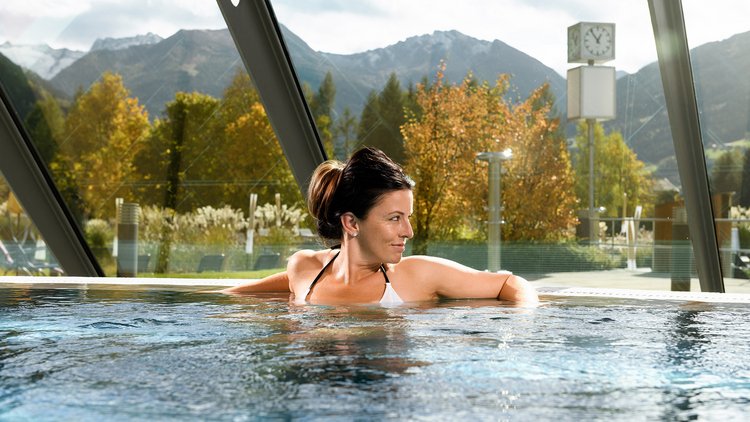 Das herbstliche Panorama in dem warmen Thermalbecken der Alpentherme Gastein genießen