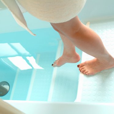 Dame beim Einstieg ins Thermalwasserbecken