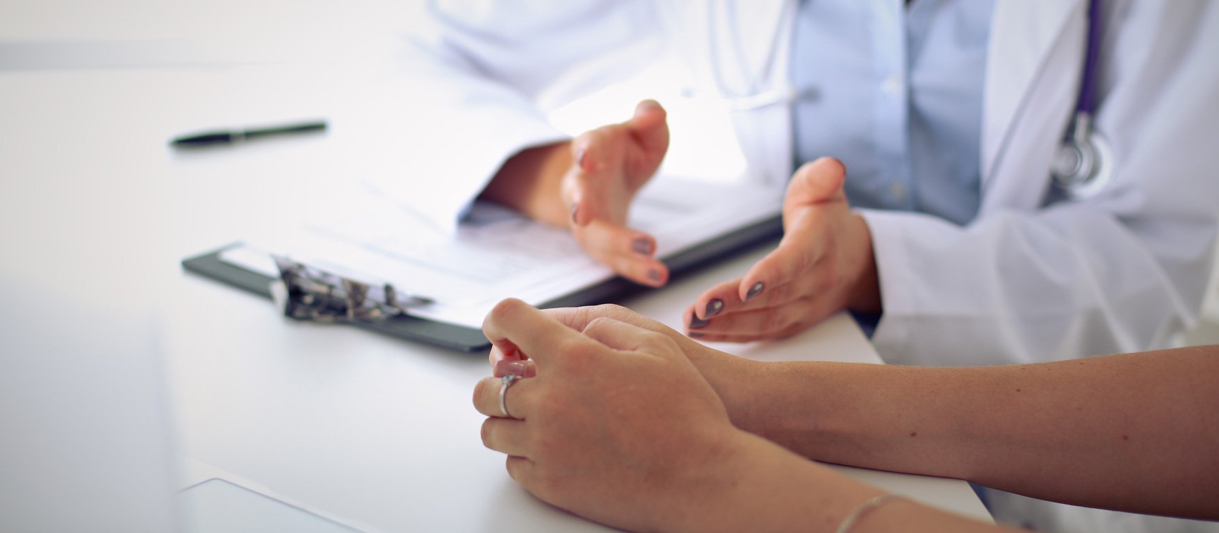 Ärztin bei der Besprechung der Kur mit der Patientin