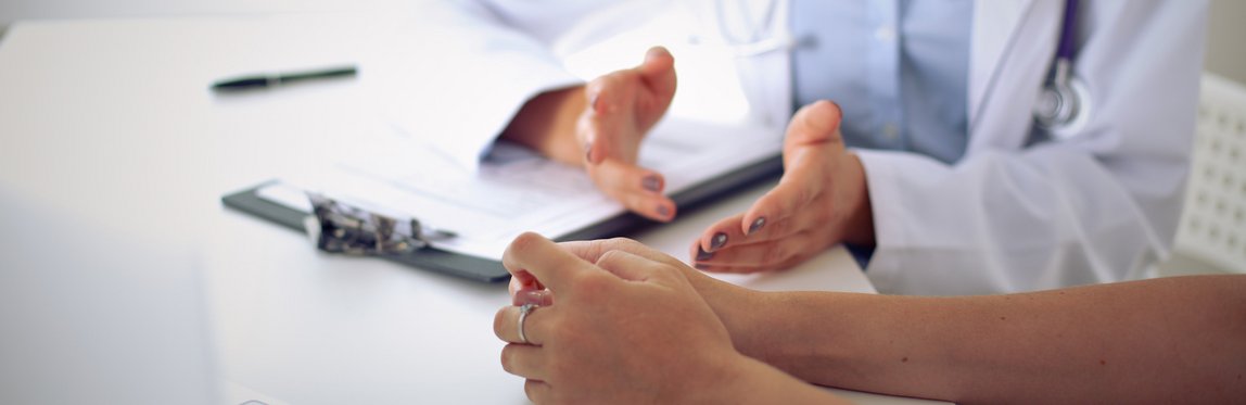 Ärztin bei der Besprechung der Kur mit der Patientin