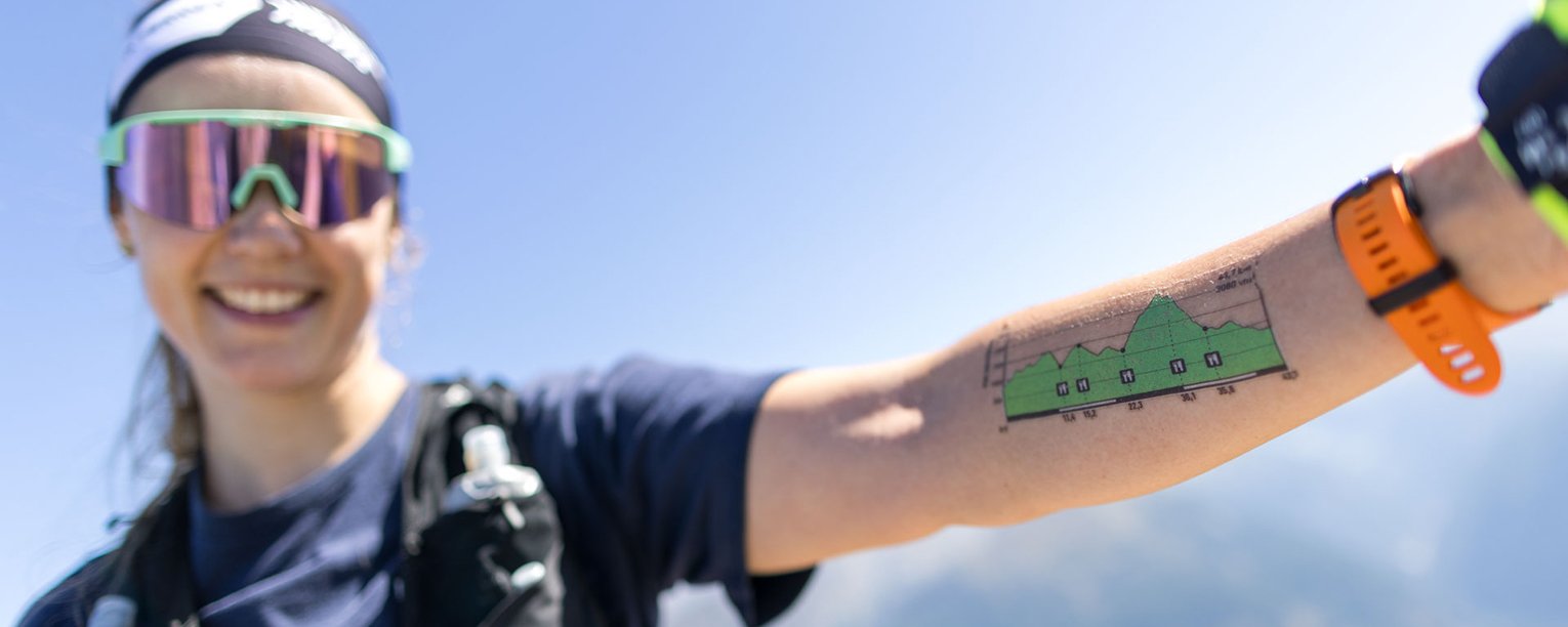 Trail Läuferin mit Tatoo ihrer Route am Arm beim adidas  TERREX INFINITE TRAILS