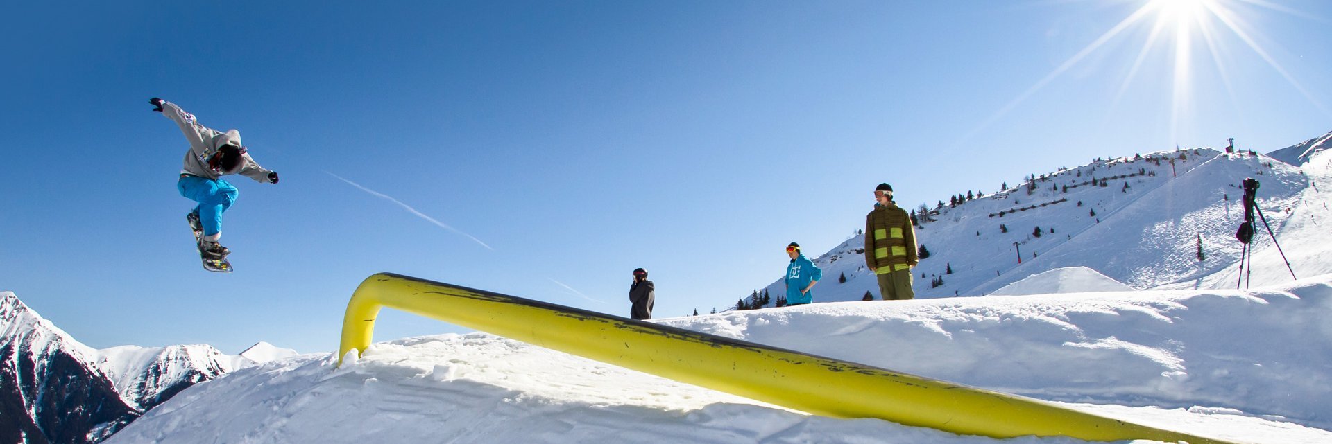 Snowboarder beim Sliden über eine Box