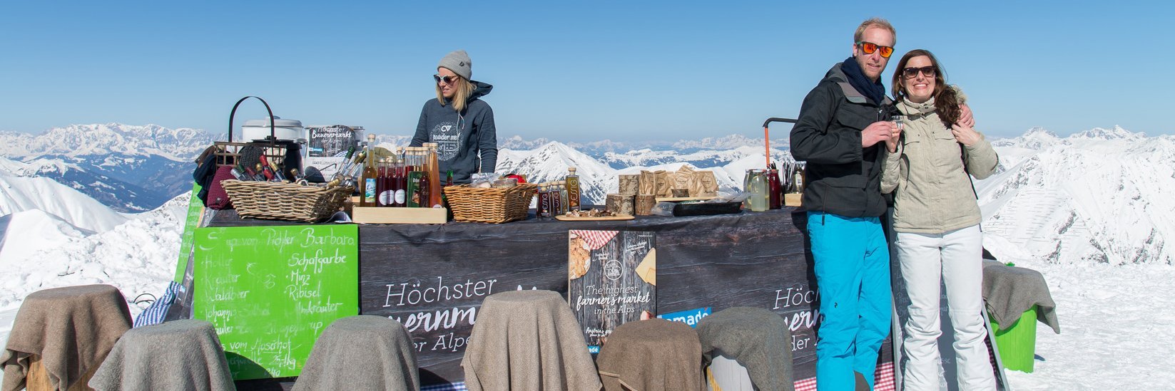 Gäste beim Verkaufs- und Probierstand auf dem höchsten Bauernmarkt auf dem Berg 