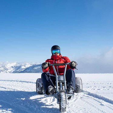 Early Winter Mountaincart-Fahrer auf der Piste