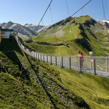 Hängebrücke am Stubnerkogel mit Bergstation und Panoramablick auf die alpine Bergwelt in Bad Gastein.