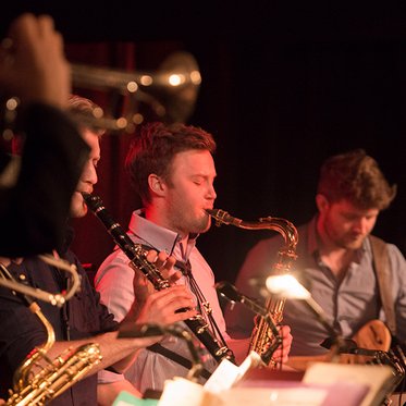 Jazz Band Blas- und Zupfinstrumenten beim Jammen mit im Sägewerk