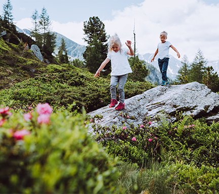 Familie am Zirbenweg am Graukogel