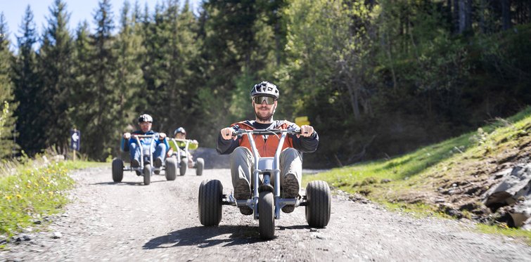 Mountaincartfahrer am Forstweg