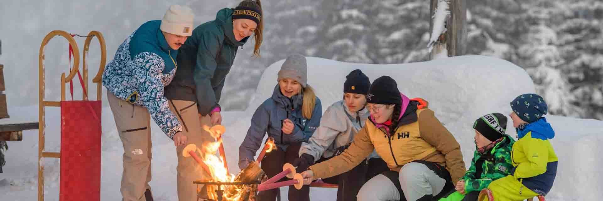 Gemeinsam an der Feuerschale die Wärme genießen