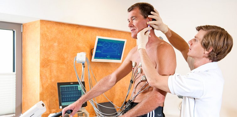 Laktatmessung des Sportmediziners bei einem Mann auf dem Ergometer