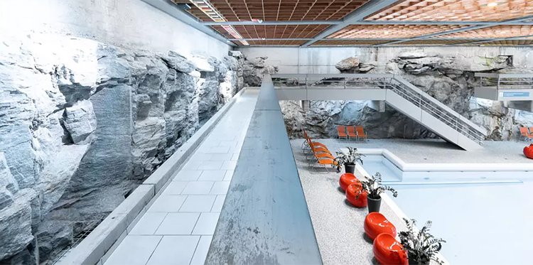 Innenbereich mit integriertem Naturstein der Felsentherme Bad Gastein