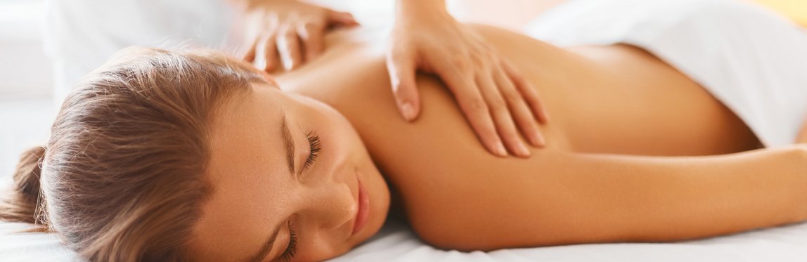 Frau bei einer Massageanwendung