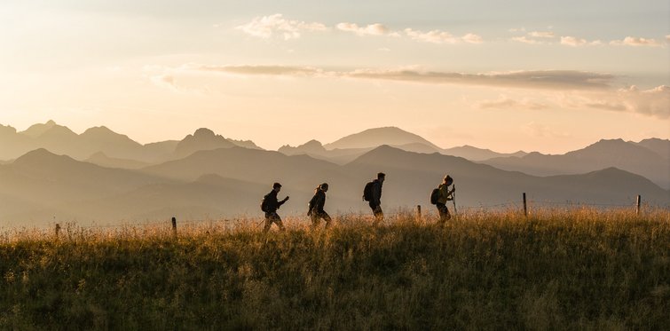 Wander im Herbst bei Sonnenaufgang