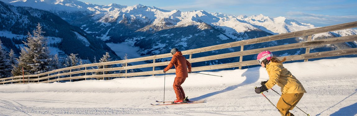 Paar auf der Abfahrt von Gipfel vom Fulseck