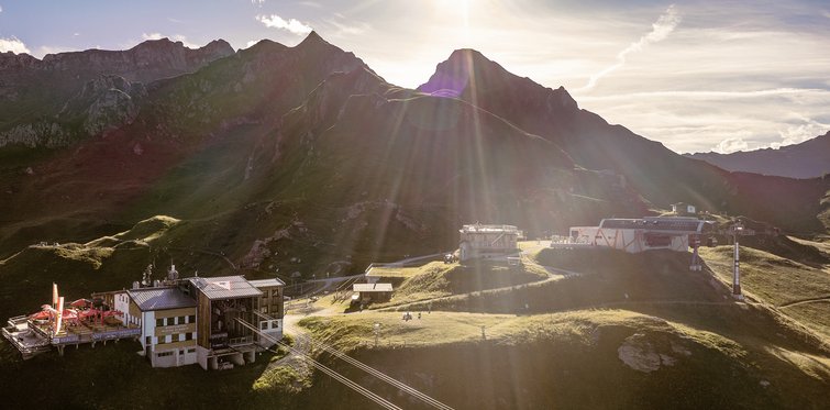 Panoramablick auf die Schlossalm mit Bergstation und Gipfelkulisse in Bad Hofgastein im Gasteinertal.