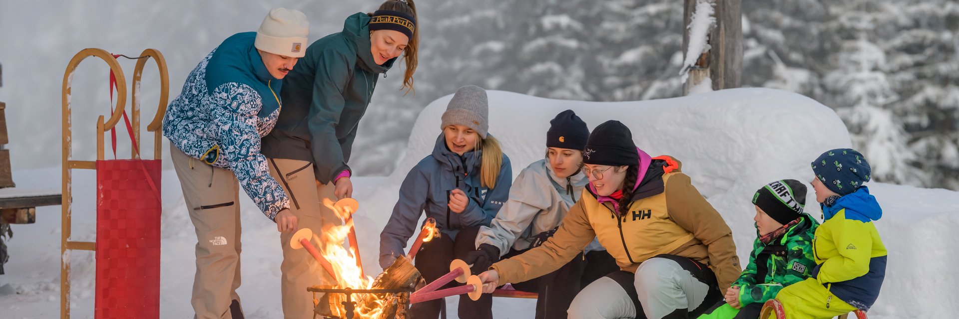 Gemeinsam an der Feuerschale die Wärme genießen
