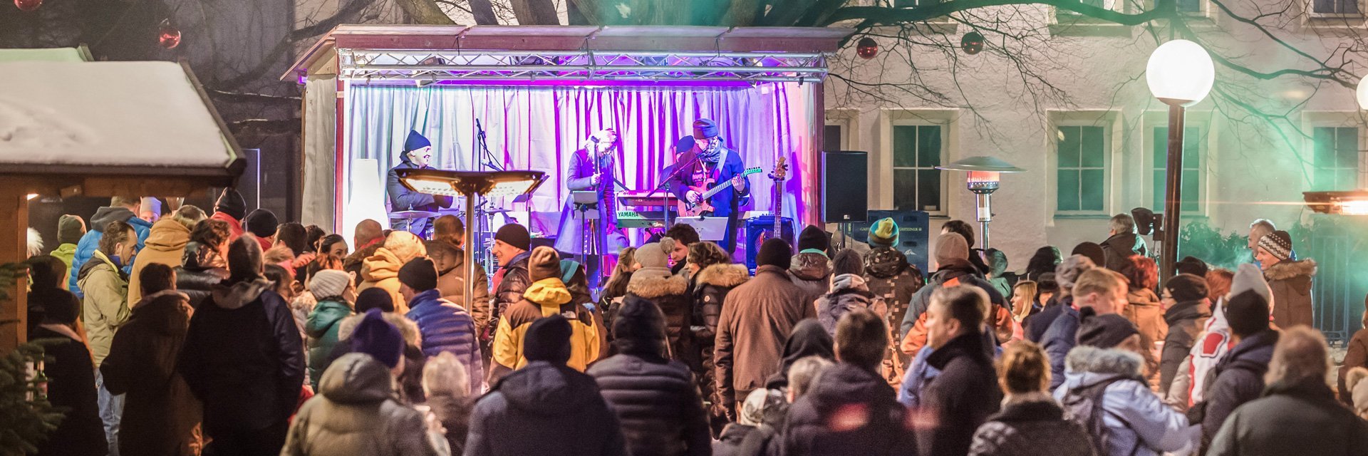 Publikum bei einem Konzert im Ortszentrum von Bad Hofgastein im Winter