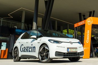 Weißes Elektroauto, das in Gastein zum grünen Carsharing zur Verfügung steht