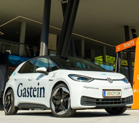 Weißes Elektroauto, das in Gastein zum grünen Carsharing zur Verfügung steht
