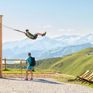 Kind schaukelt auf der Himmelsschaukel am Fulseck