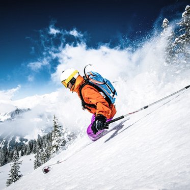 Freerider bei der Tiefschneeabfahrt im Gelände