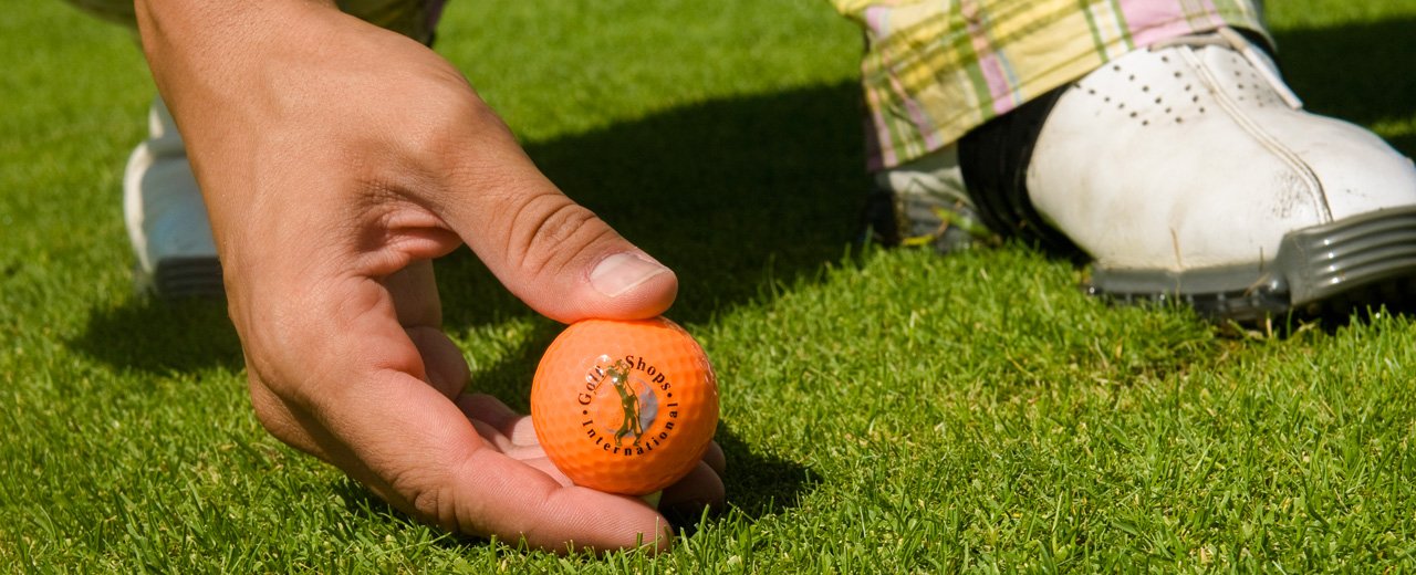Golfer beim Abschlag im Gasteinertal