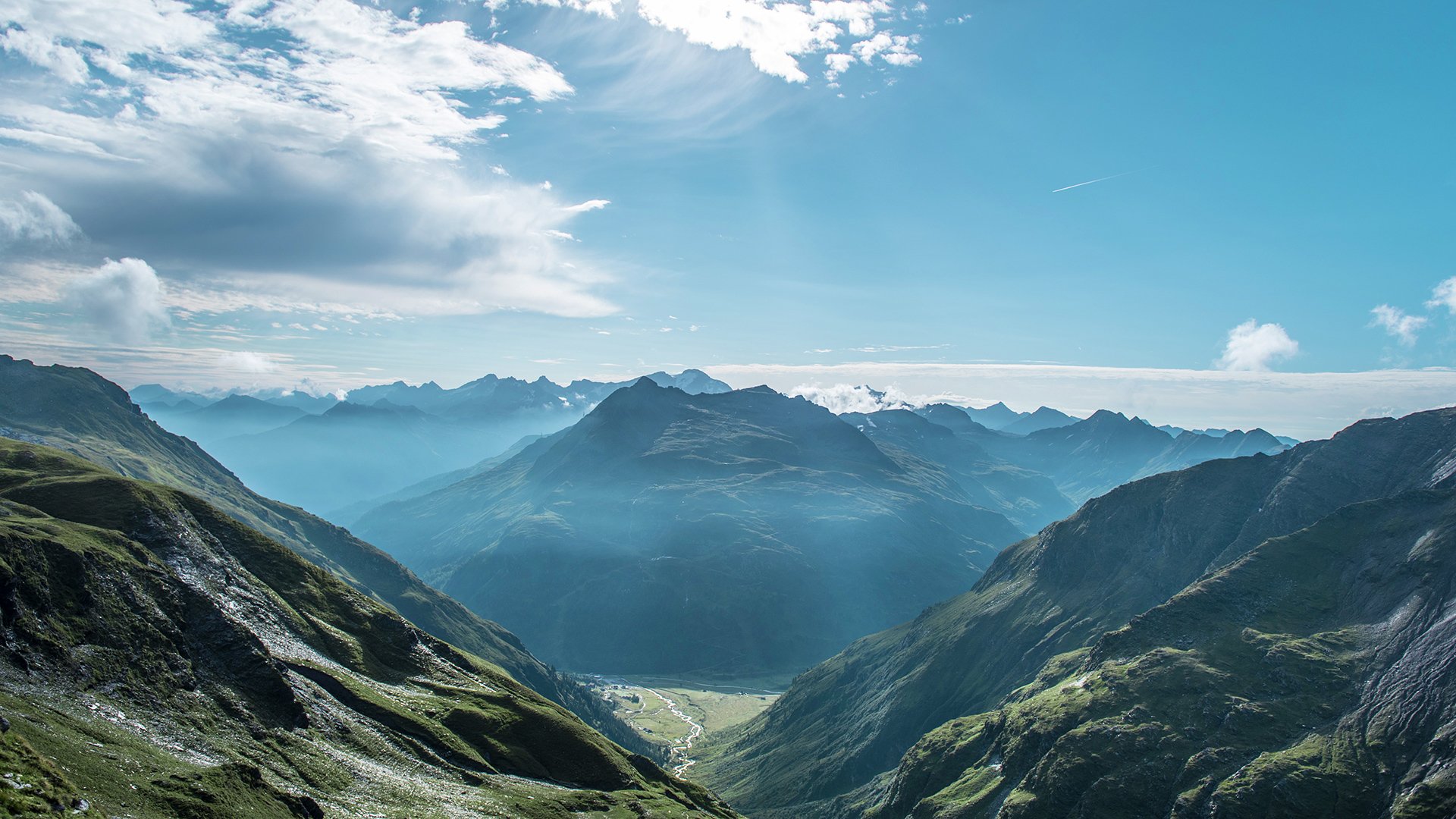 Atemberaubendes Bergpanorama am Morgen vom Schareck im Sommer, aufgenommen in Sportgastein – perfekte Kulisse für Naturerlebnisse und Wanderungen.