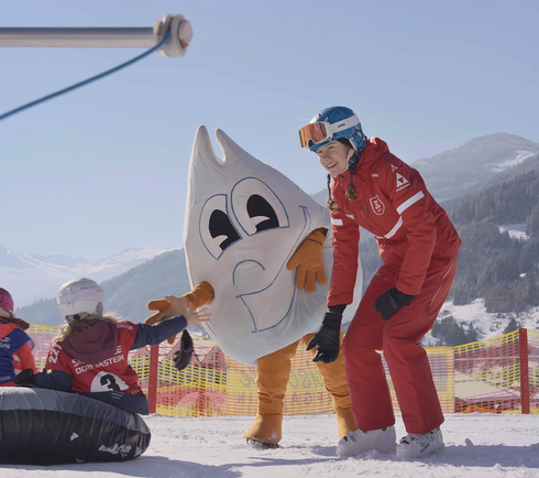 Kinder mit Gasti im Schneepark direkt an der Talstation