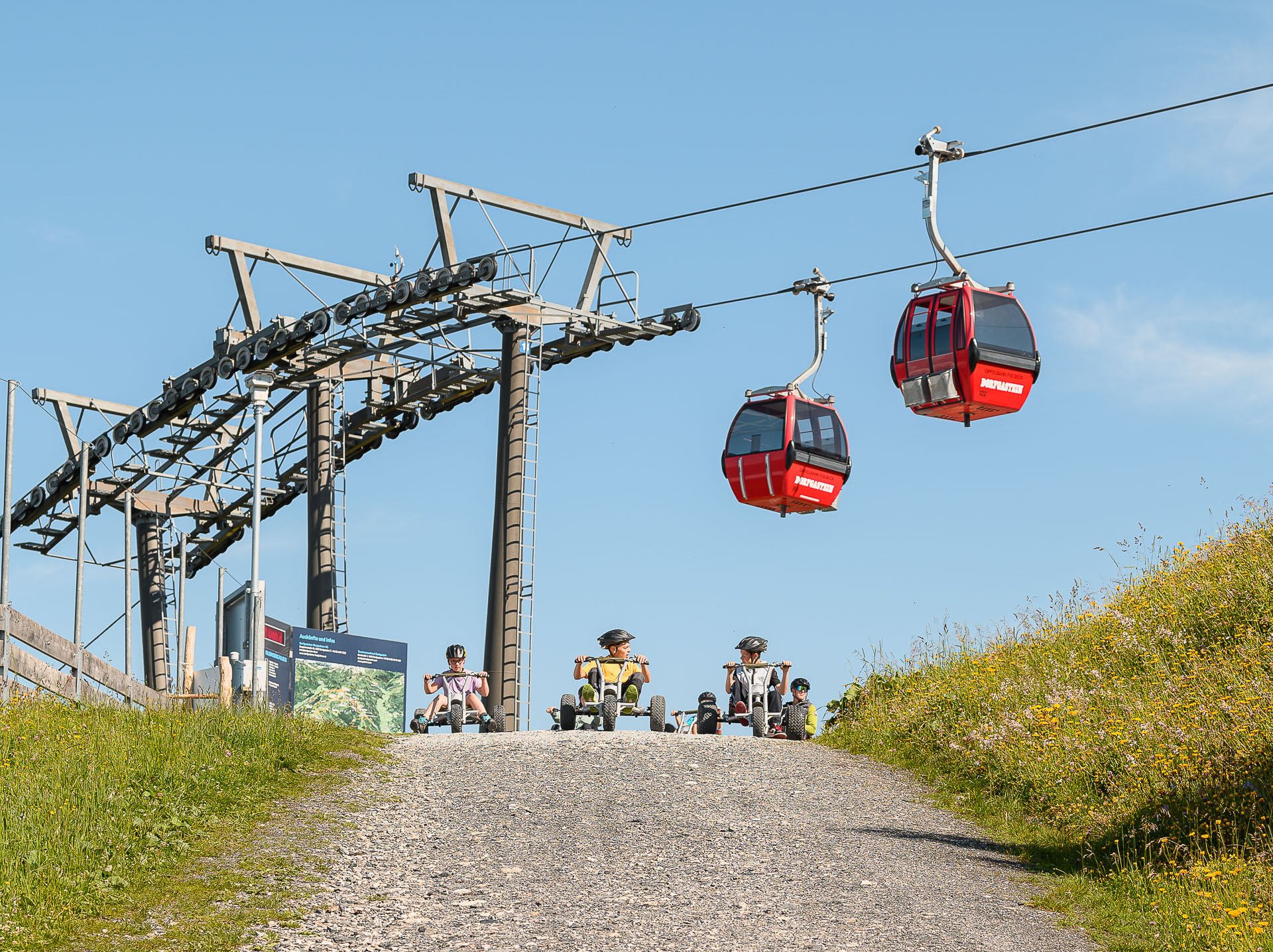 Gruppe von Mountaincarts am Start