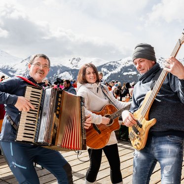 Gruppe von Musikanten auf der Terrasse einer Dorfgasteiner Skihütte