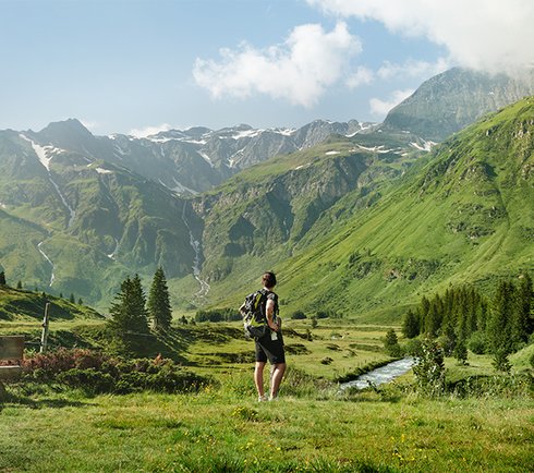Wanderer in Sportgastein auf der Alm