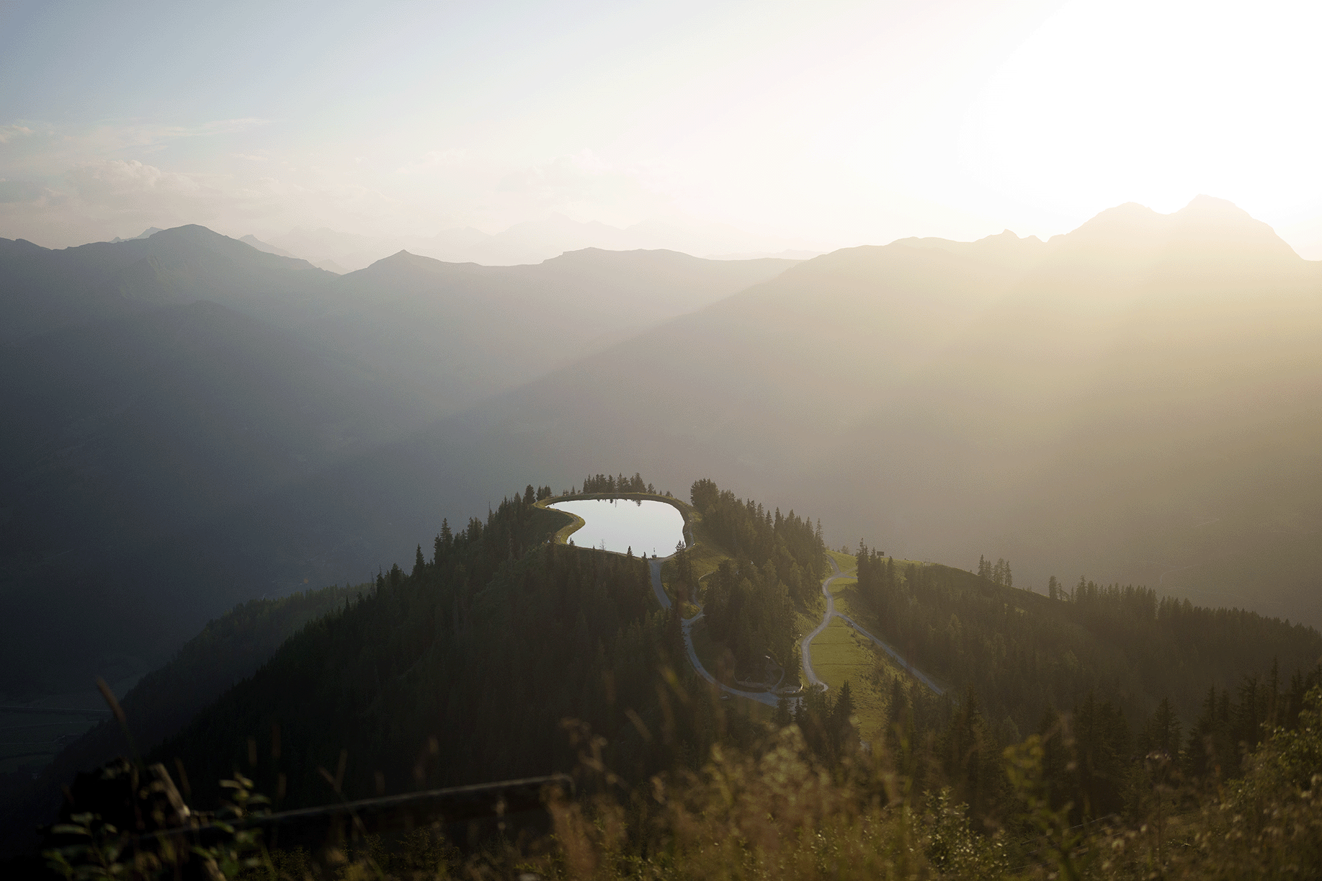 Spiegelsee im Sonnenaufgang 