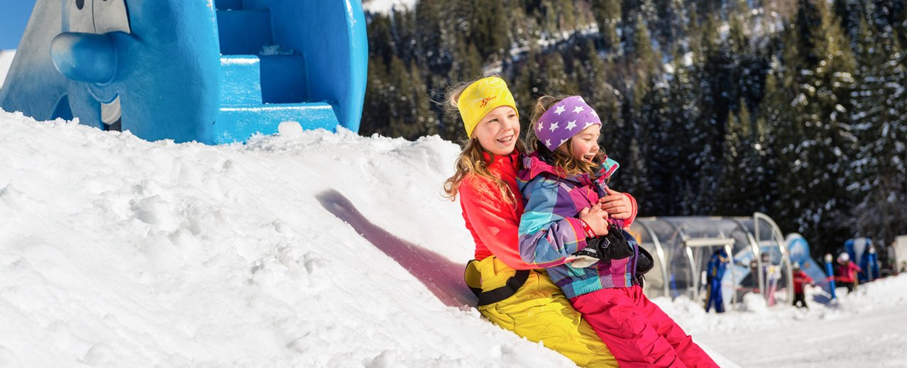 Kinder beim Spielen im Schneepark Gastein