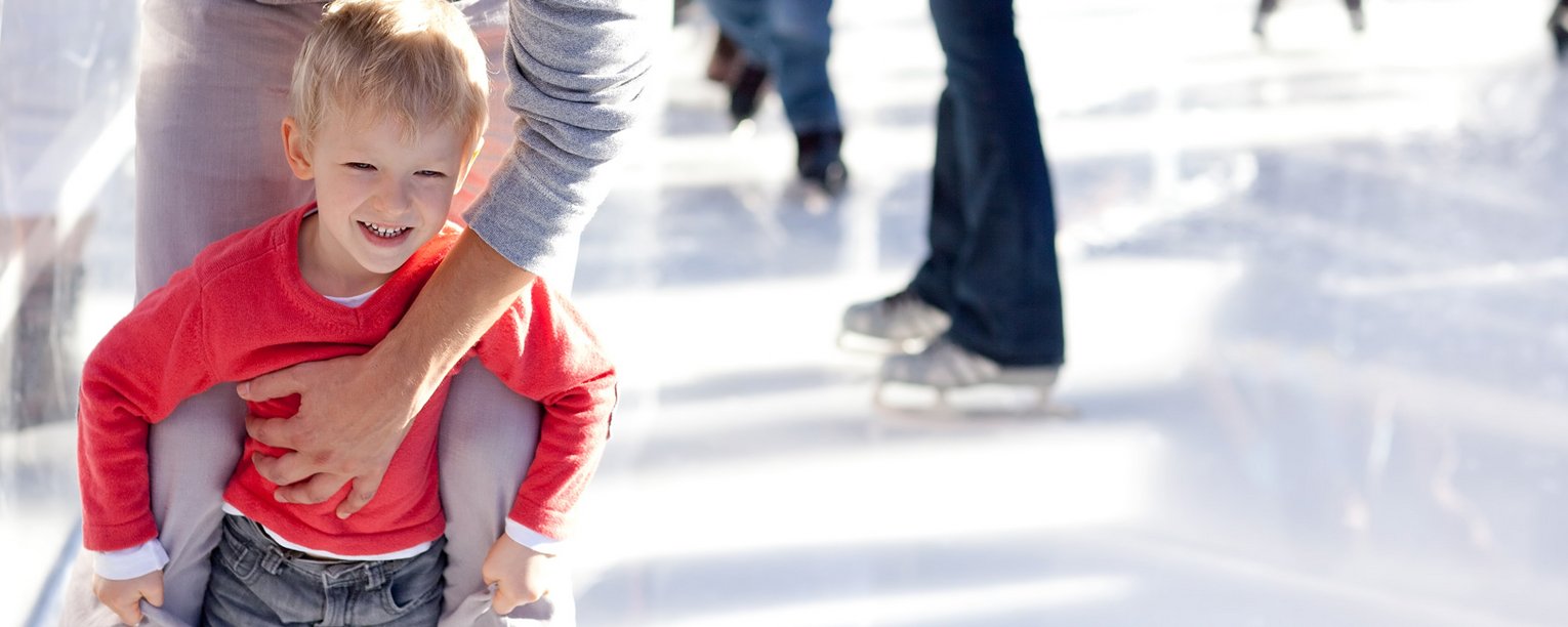Familien beim Eislaufen in Gastein