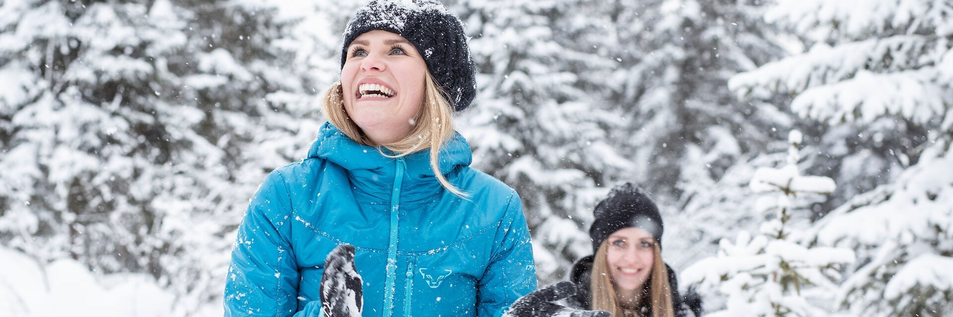 Zwei Frauen genießen im Winter den tiefverschneiten Wald im Angertal in Gastein  bei Schneeschuhwandern.