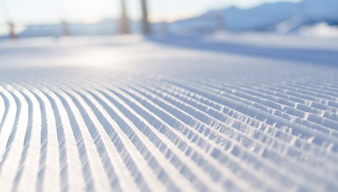 Rillen der präparierten Piste