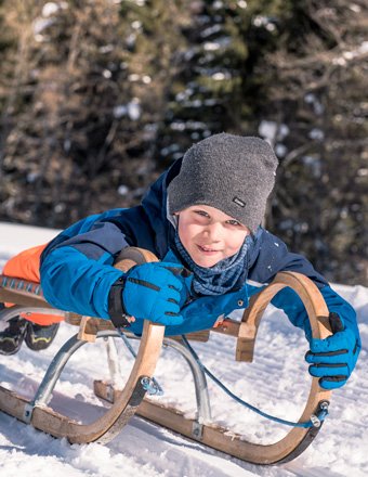 Kinder beim Rodeln in Gastein