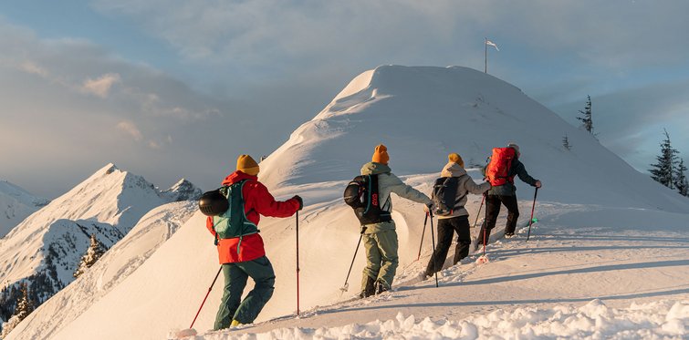 Tourengeher im Schnee in der Morgensonne