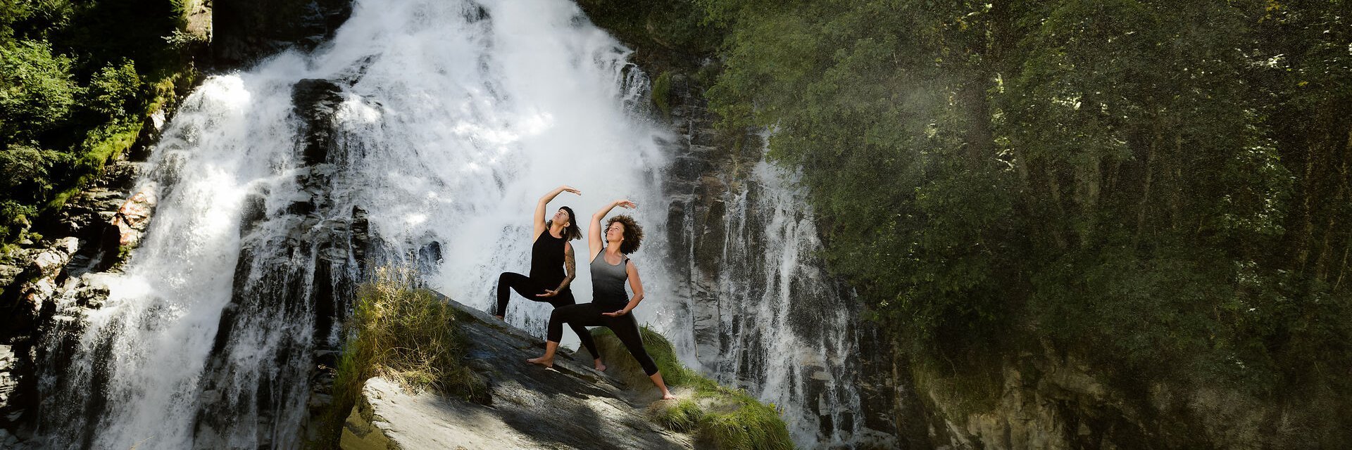 Yoga vor dem Wasserfall in Bad Gastein  während des Yogafrühlings