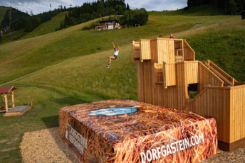 Kinder springen von Sprungturm in Gastis Mutprobe Jumpbag