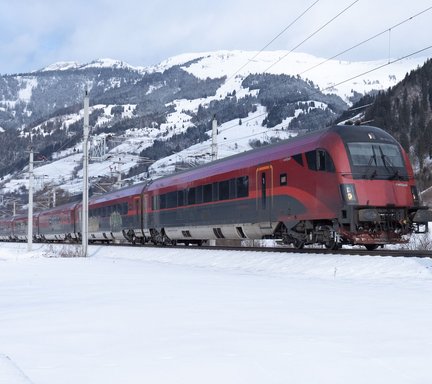Zug fährt am Bahnhof in Dorfgastein ein